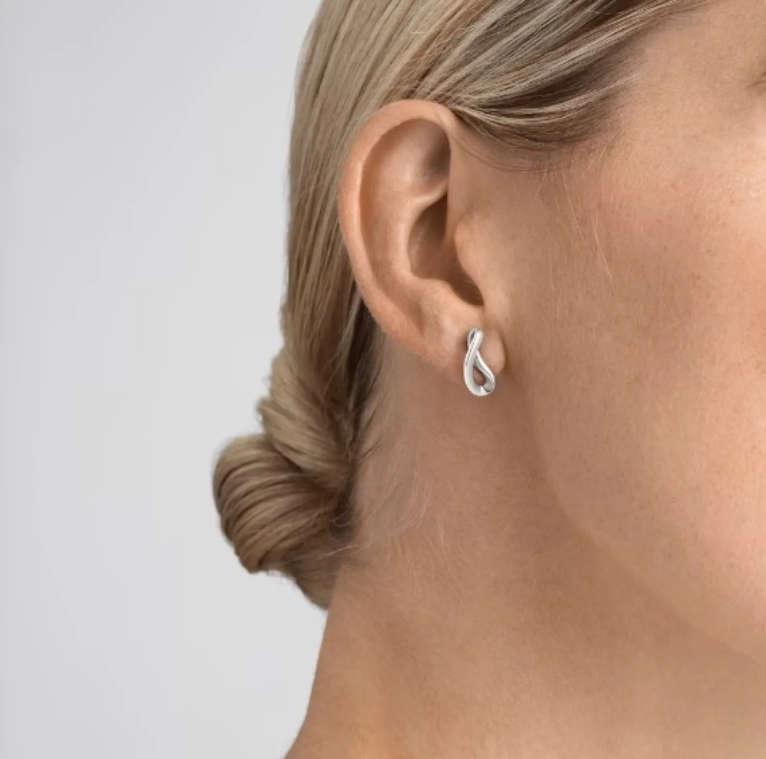 georg_jensen_infinity_oor_1.webp Online Infinity oorknoppen - 3539284 Oorsieraden | Zilver