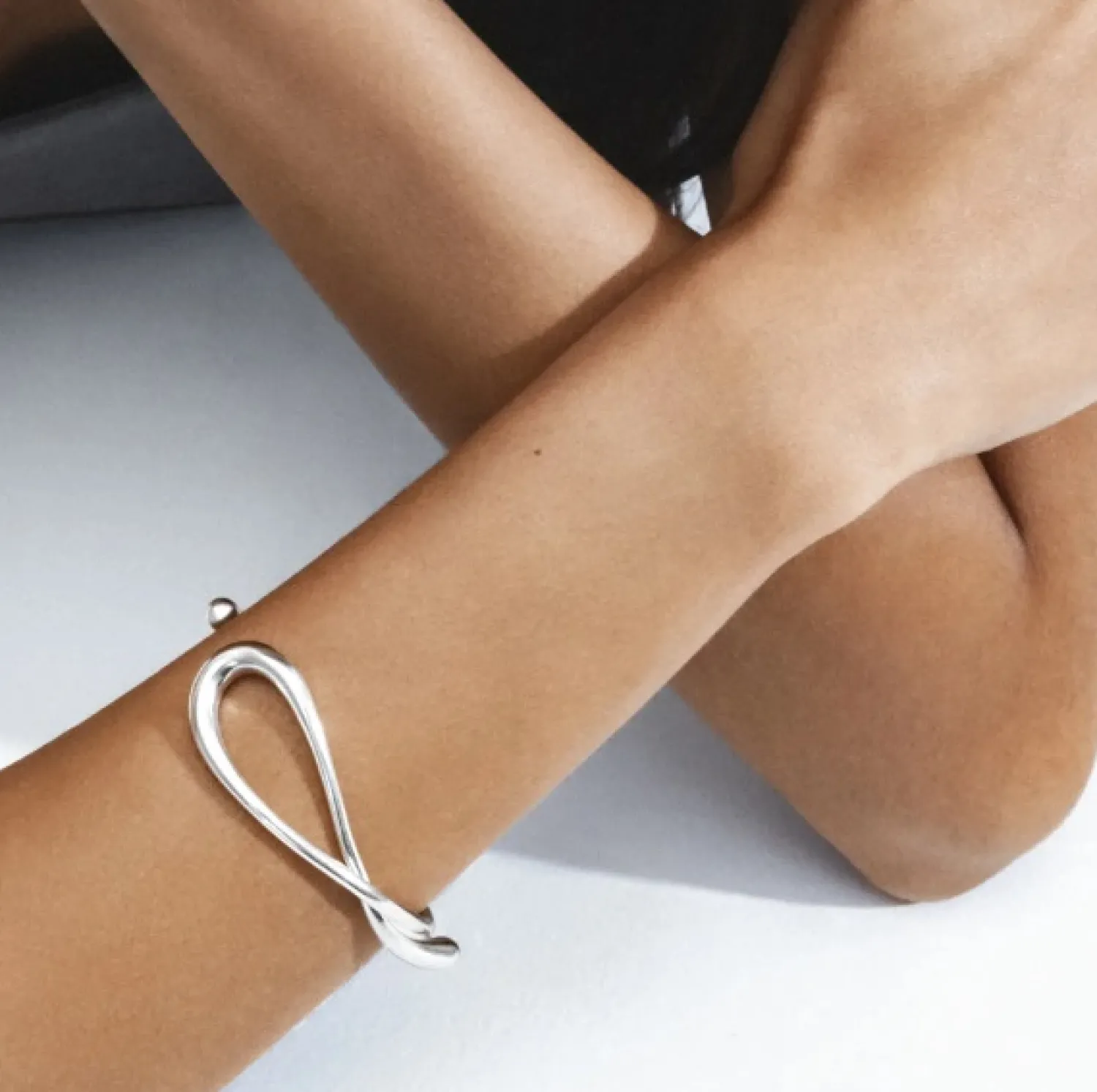 georg_jensen_mercy_twist__1.webp Clearance Mercy Twist armband - 20001405 Armbanden | Zonder Kleuren Of Stenen