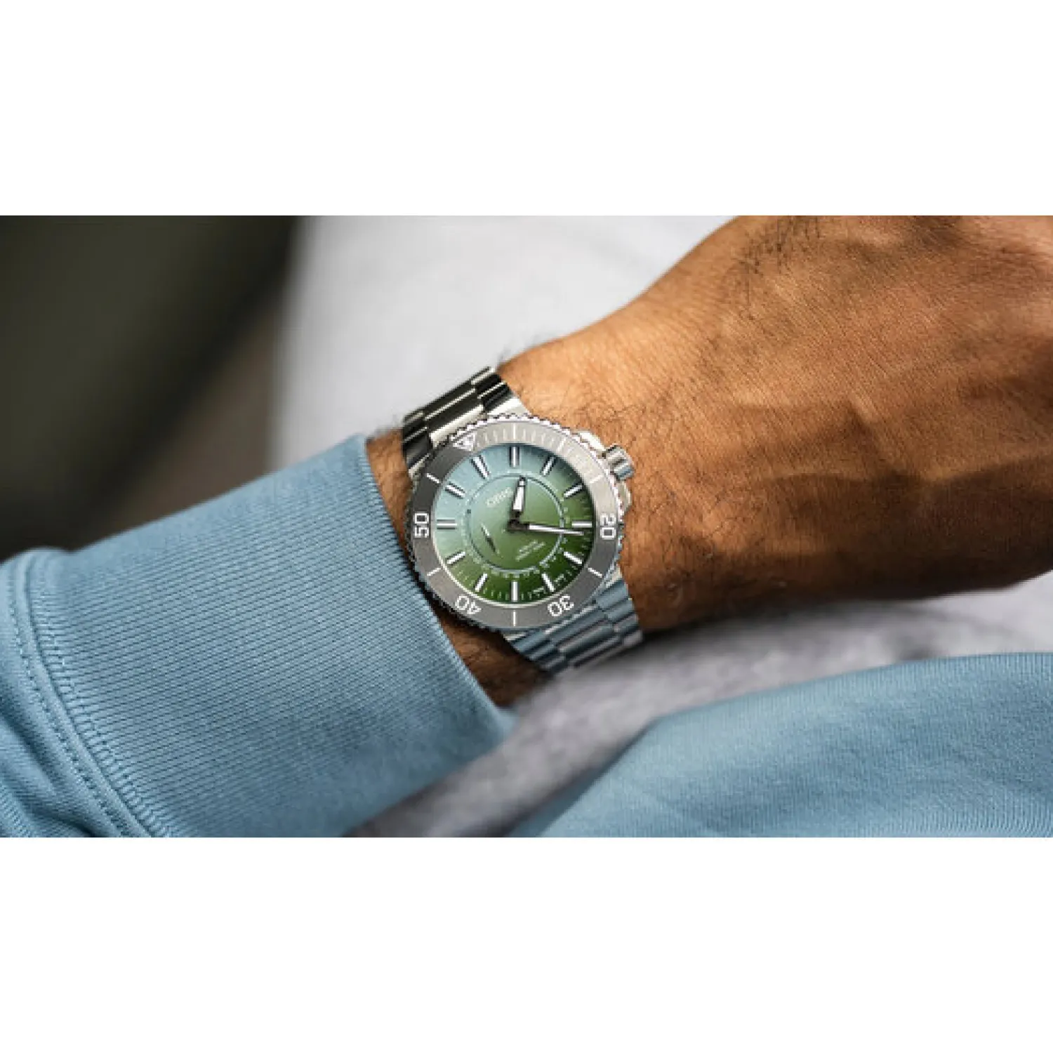 oris_aquis_dat_watt_limit_2.webp New Aquis Dat Watt Limited Edition - 01 743 7734 4197-set Heren Heren Horloges | Duikhorloges