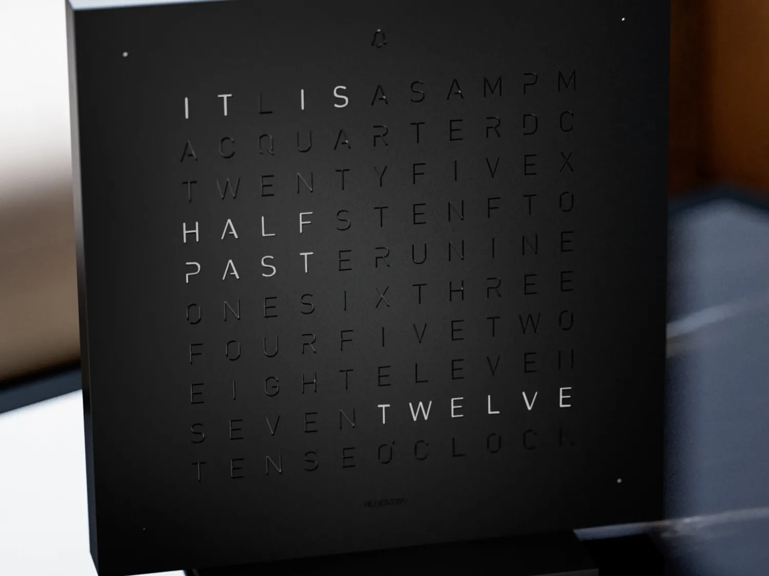 qlocktwo_earth___deep_bla_2.webp Discount Earth 13.5 - Deep Black Qlocktwo