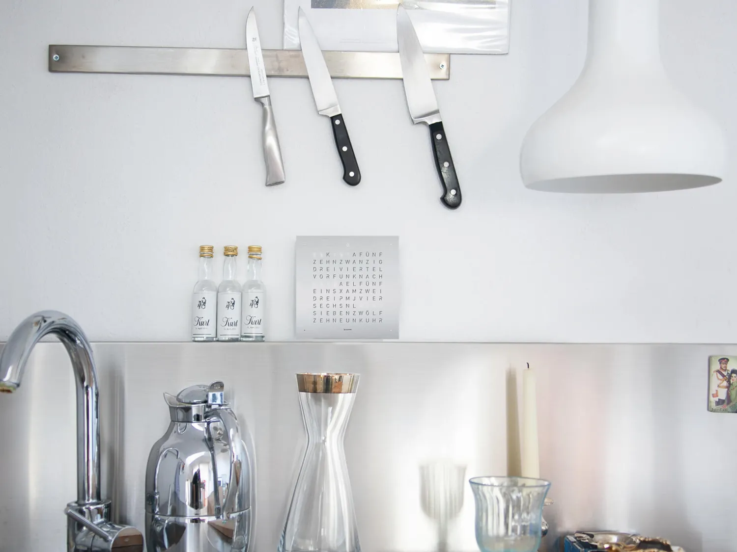 qlocktwo_earth___full_met_2.webp Discount Earth 13.5 - Full Metal Qlocktwo