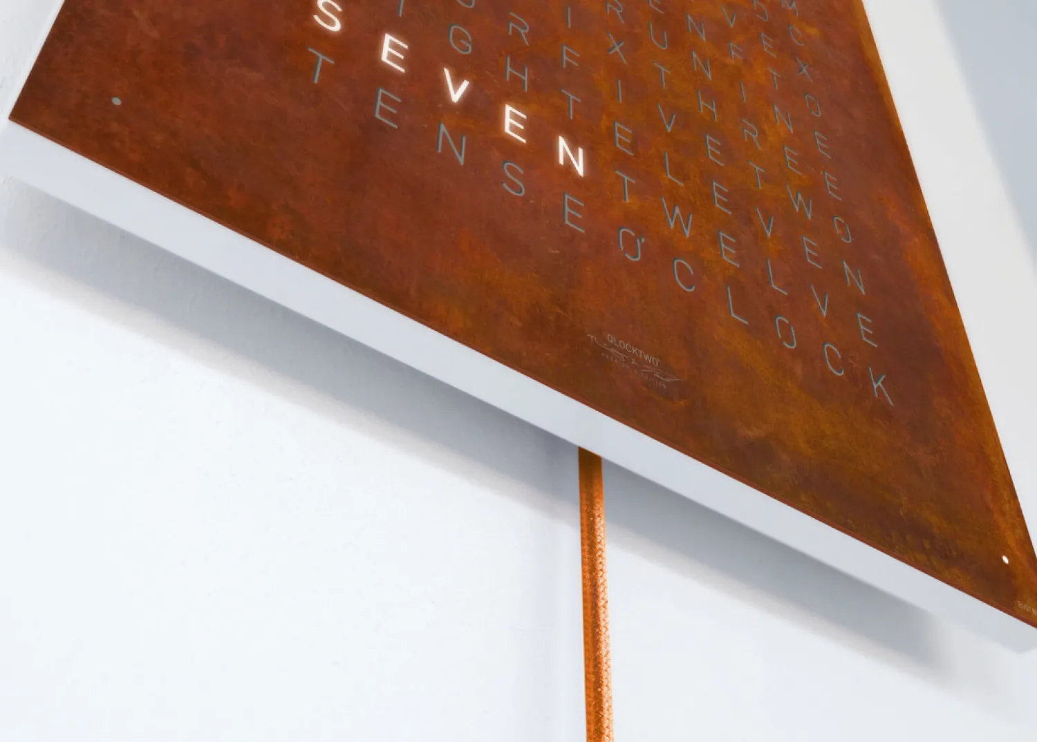 qlocktwo_earth__creators__5.webp Discount Earth 45 Creator's Edition - Rust Qlocktwo